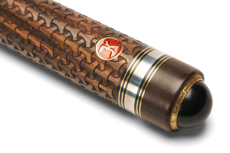 Кий Корона 8-ми перьевая, с 3D гравировкой, Пламенный эбен, Падук, Лимонник, Черный граб, Граб (Р. Королев)