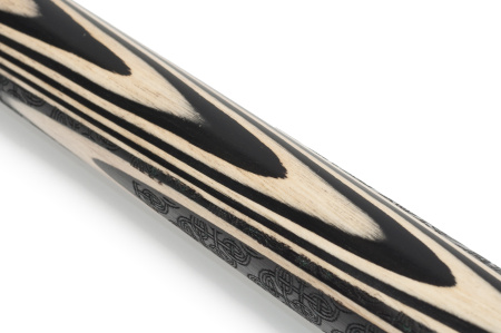 Кий Классика 16 запилов, под напряжением, с гравировкой, Черный граб, Граб (Р. Королев)